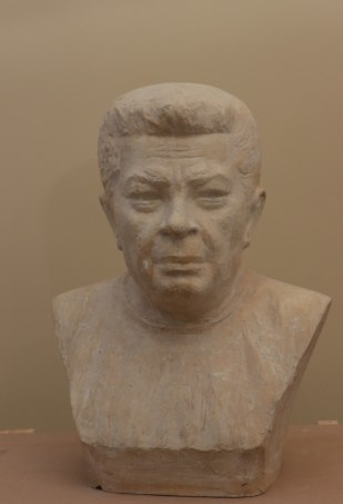 Портрет офтальмолога Федорова. Бюст., 2002-2003 гг., гипс, литьё, тонировка, Бюджетное учреждение культуры Омской области "Омский областной музей изобразительных искусств имени М.А. Врубеля", Скульптурное погрудное изображение пожилого мужчины.