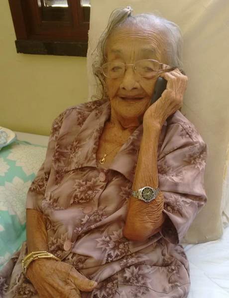 Файл:Francisca Celsa dos Santos phoned.webp